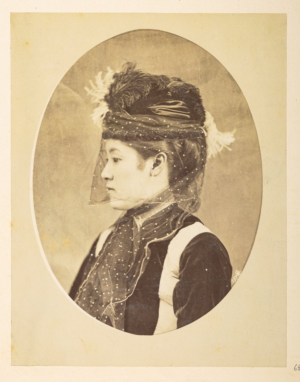 Japanse vrouw in Europese kleding, Ovaal beeld; hoofd-en-schouders linker profielportret van een jonge Japanse vrouw in Europese kleding, met hoed en sluier, Fotograaf: Onbekend Lucas Collectie: Fotografisch verslag van de wereldreis van Charles James en door English Photographer