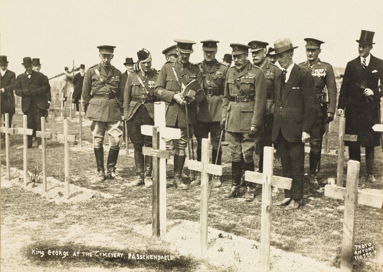 Koning George V bij de begraafplaats, Passendale door English Photographer
