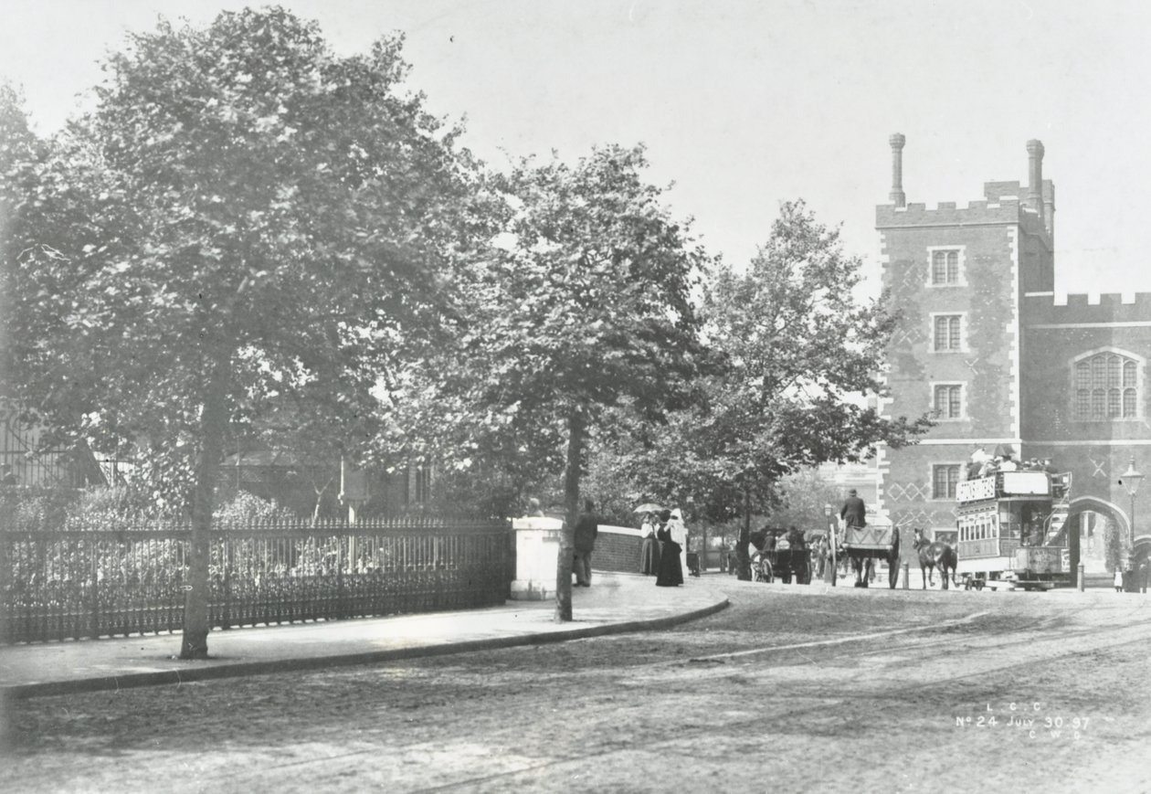 Lambeth Brug: toegangsweg met Lambeth Paleis op de achtergrond, 1897 door English Photographer