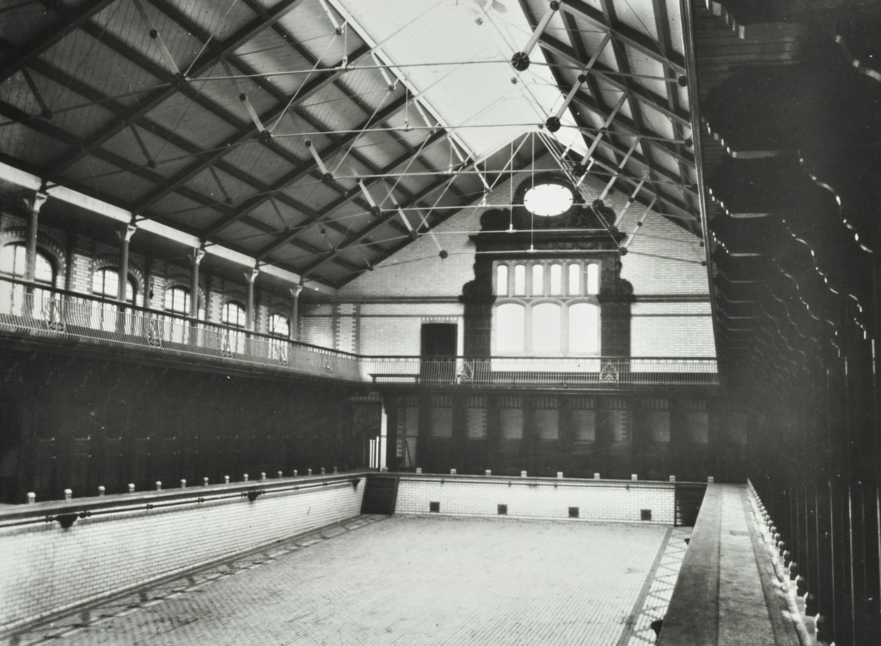 Laurie Grove Bad: het eerste openbare zwembad in Deptford, eerste klas bad, 1898 door English Photographer