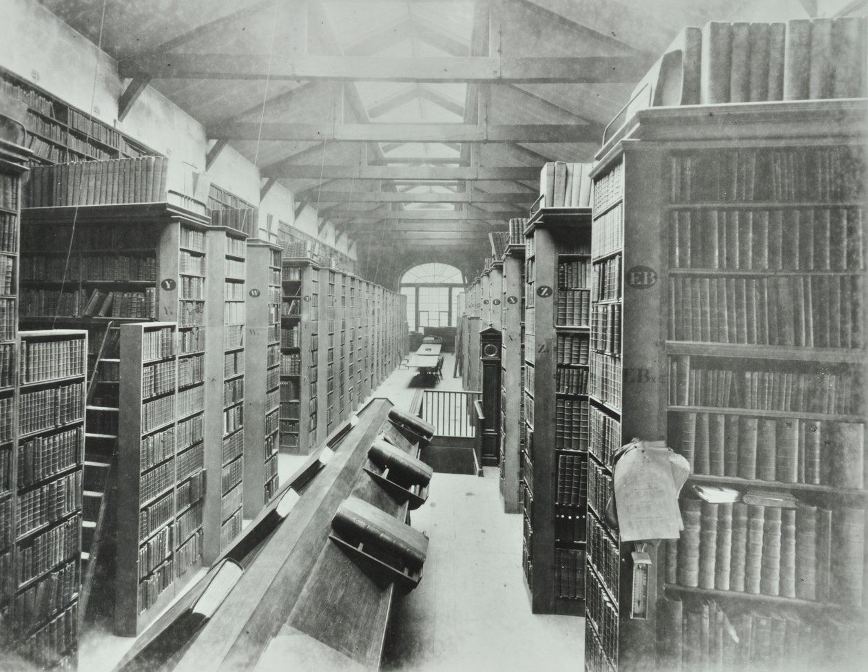 Bibliotheek, Sion College, Victoria Embankment, City of London, 1885 door English Photographer
