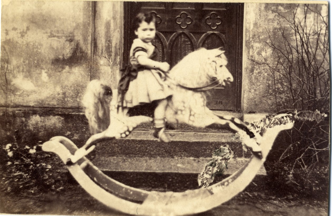 Klein meisje op een groot hobbelpaard in een tuin, 1860s door English Photographer
