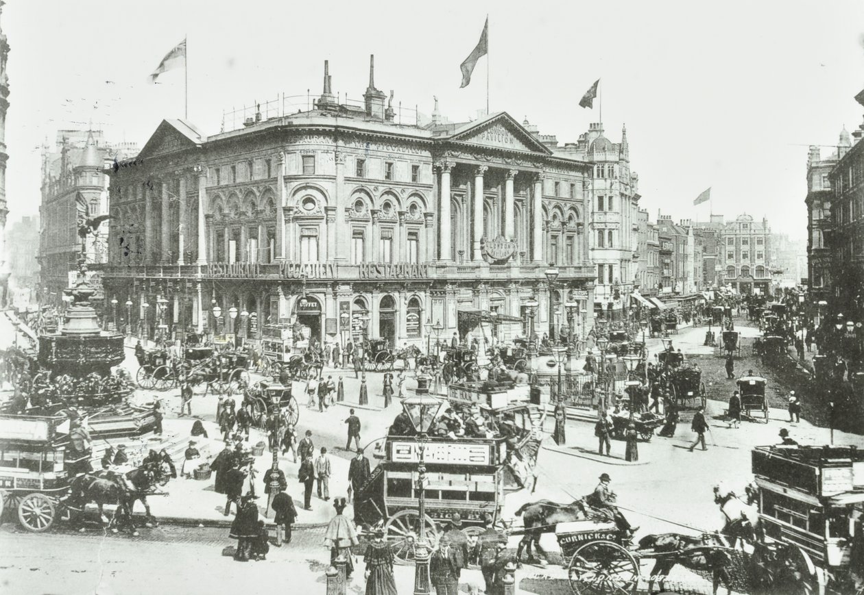 London Pavilion, Piccadilly Circus, Westminster: oostwaarts, 1895 door English Photographer
