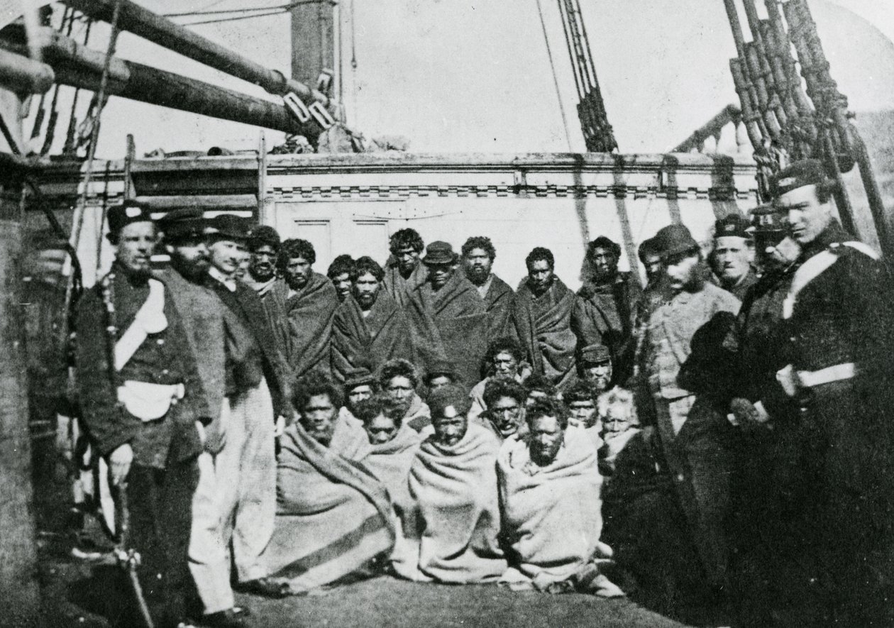 Maori Gevangenen aan boord van een gevangenisschip in Wellington Harbour, 1866 door English Photographer