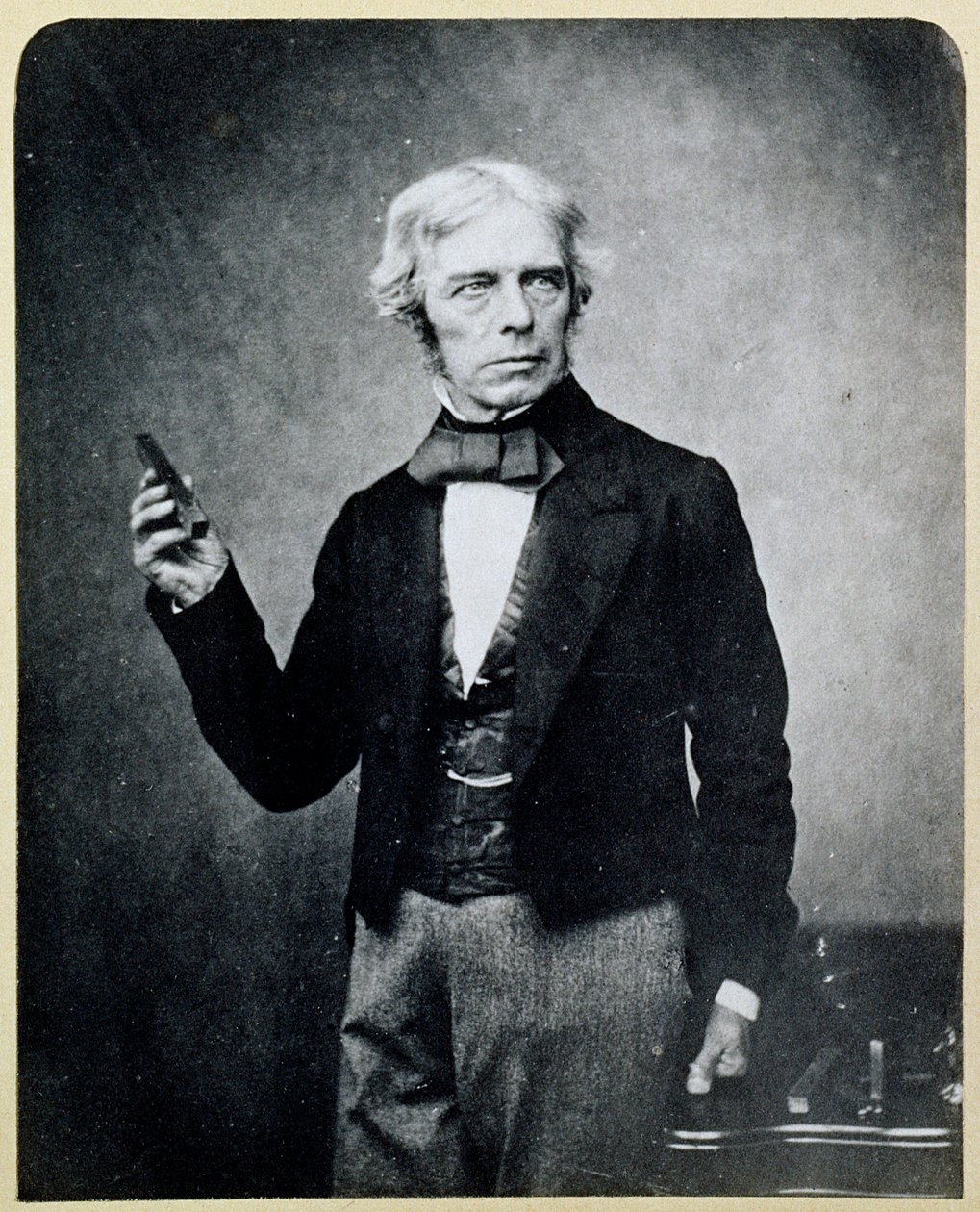 Michael Faraday (1791-1867) met een Staafmagneet, door Maull en Polyblank door English Photographer