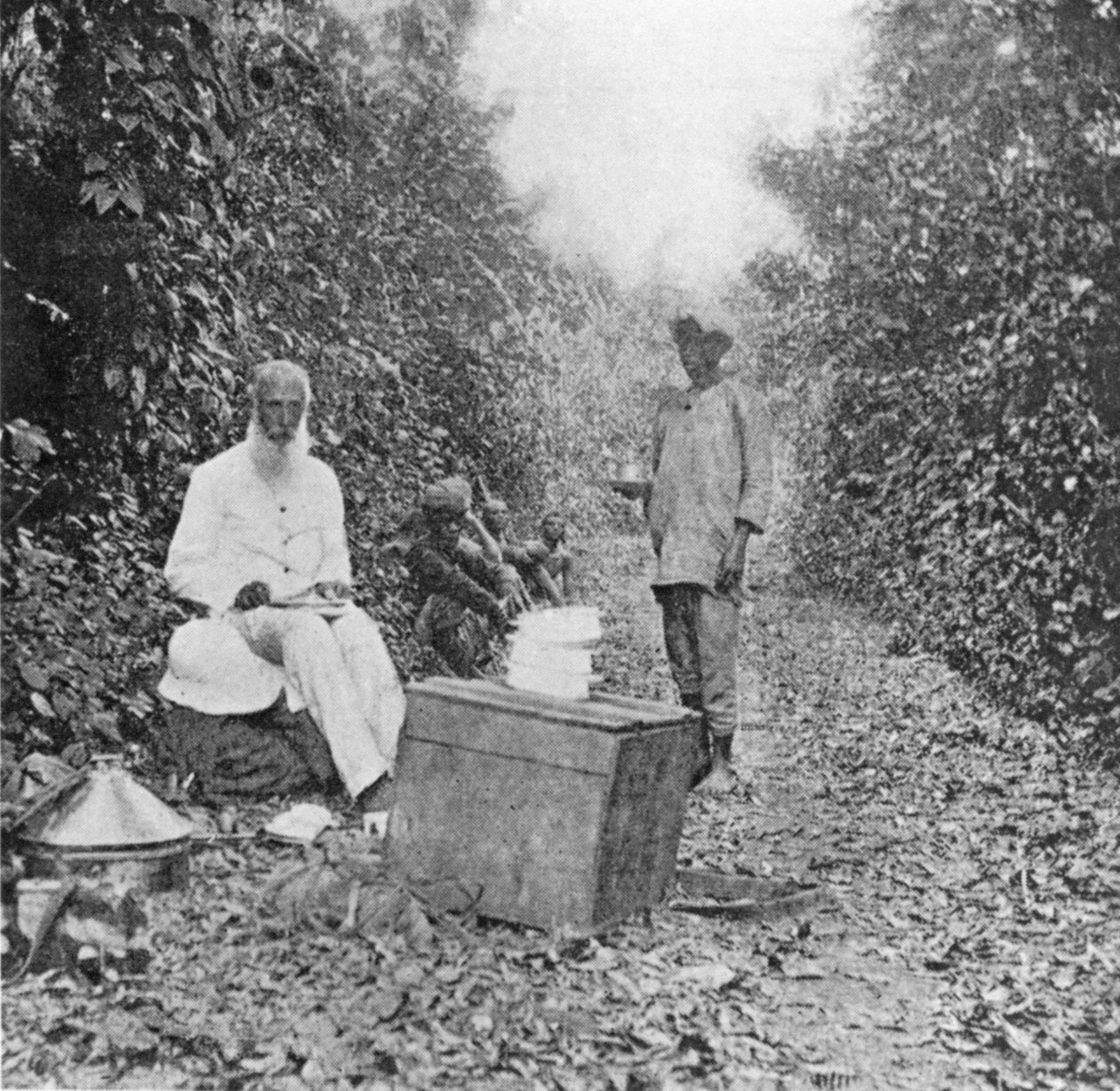 Middagpauze tijdens de mars, uit Under the African Sun; Under the African sun; een beschrijving van inheemse rassen in Oeganda, sportieve avonturen en andere ervaringen, door William John Ansorge, 1899 door English Photographer