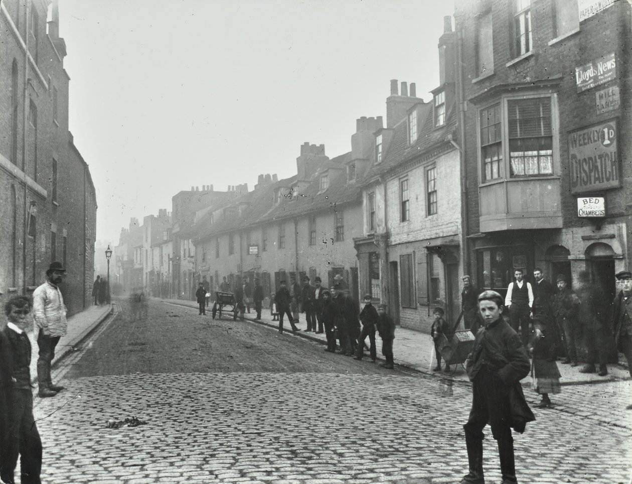 Mill Lane: vanaf Deptford Broadway, Londen, 1895 door English Photographer
