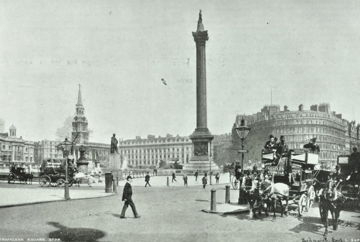 Nelsons Column, Trafalgar Square, Westminster: noordwestwaarts vanaf Cockspur Street, 1898 door English Photographer