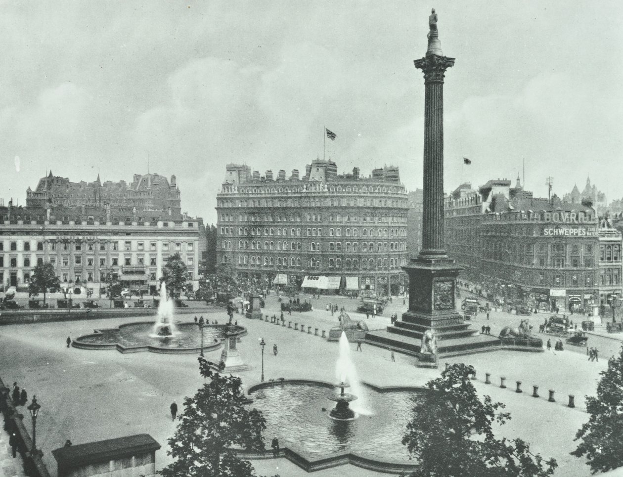 Nelsons Column, Trafalgar Square, Westminster: zuidoostwaarts, 1895 door English Photographer