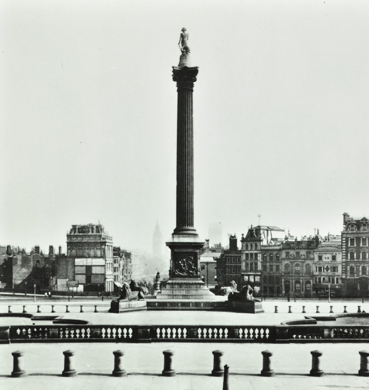 Nelsons Column, Trafalgar Square, Westminster: zuidwaarts vanaf National Gallery, 1870 door English Photographer