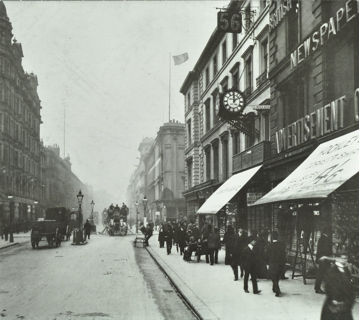 New Oxford Street: kijkend naar het westen bij Bloomsbury Way, 1890 door English Photographer