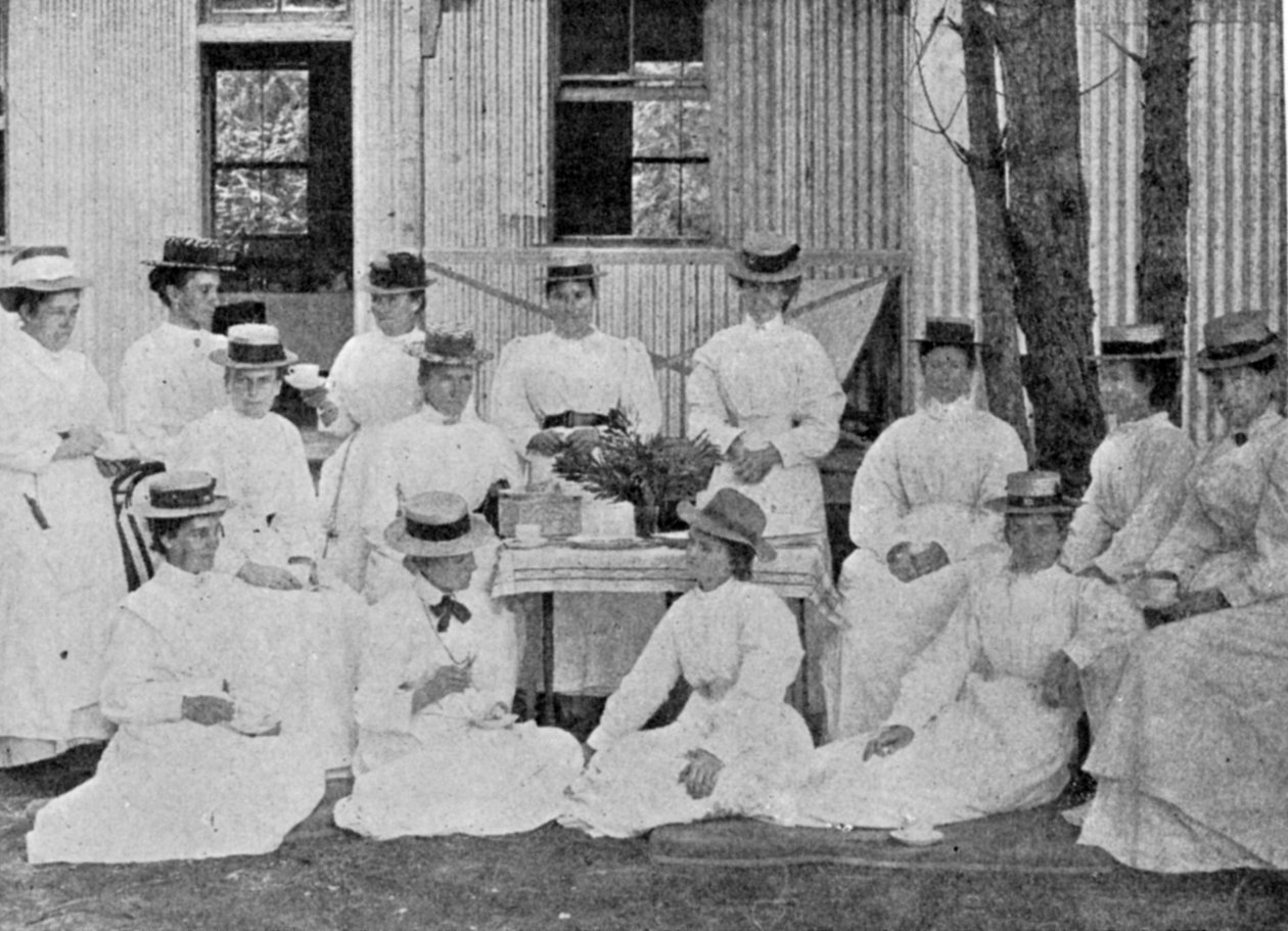 Verpleegsters in het pestziekenhuis, Uitvlugt, nabij Kaapstad, illustratie uit The King, 25 mei 1901 door English Photographer