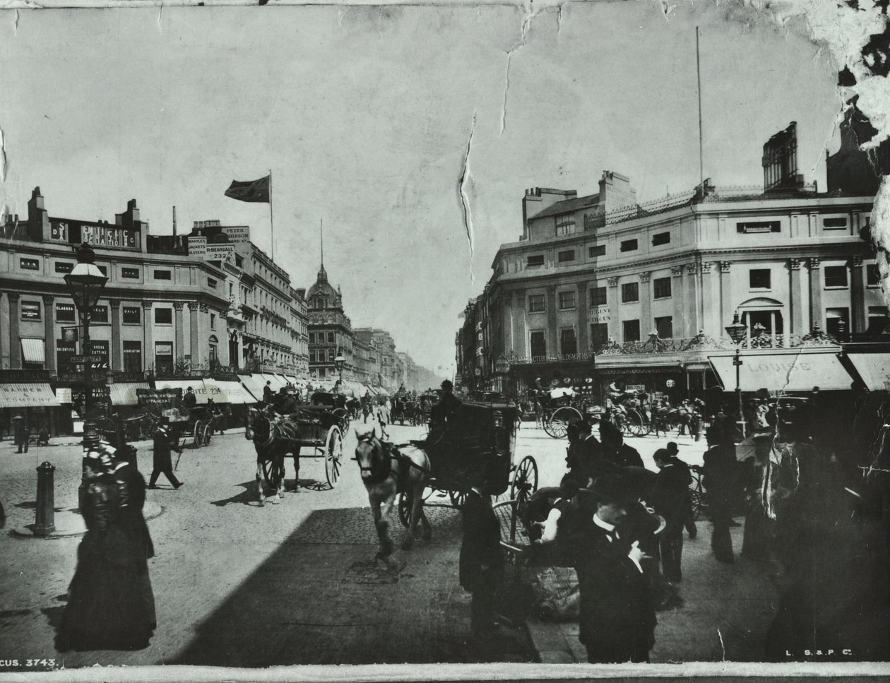 Oxford Circus, Westminster LB: kijkend naar het oosten, 1895 door English Photographer