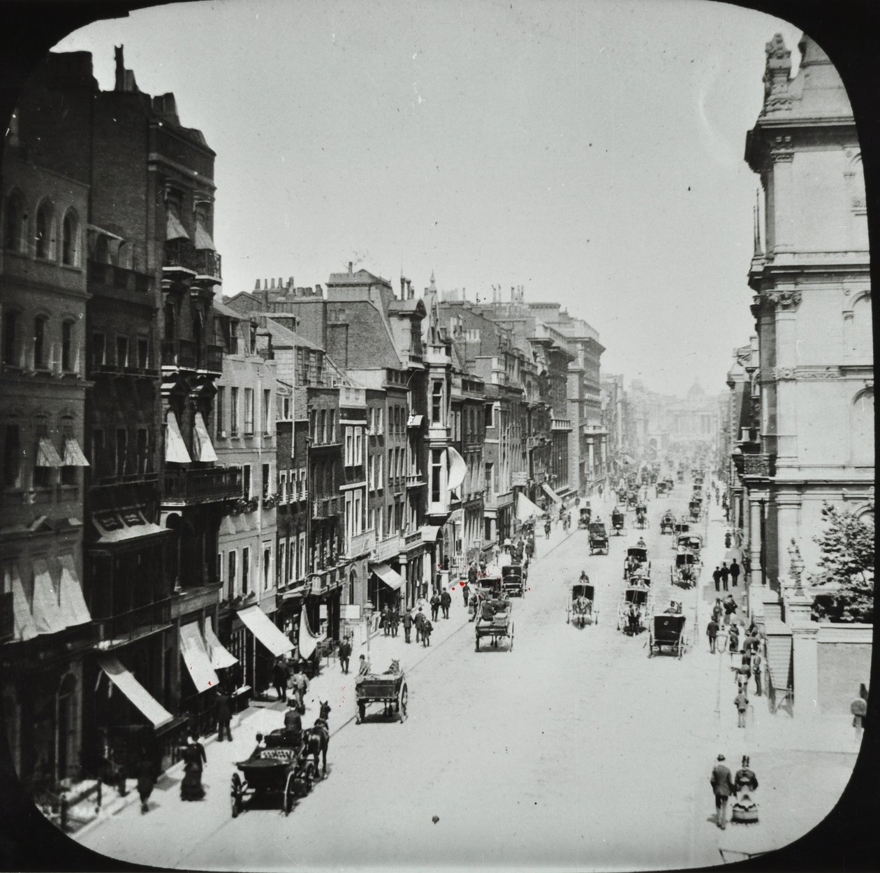 Pall Mall, Westminster: oostwaarts vanaf Marlborough Road, 1895 door English Photographer