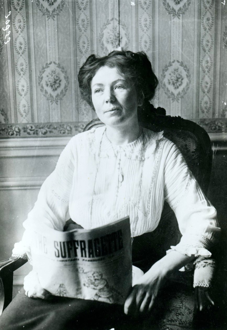Portret van Christabel Pankhurst die een exemplaar van The Suffragette leest, ca. 1905 door English Photographer