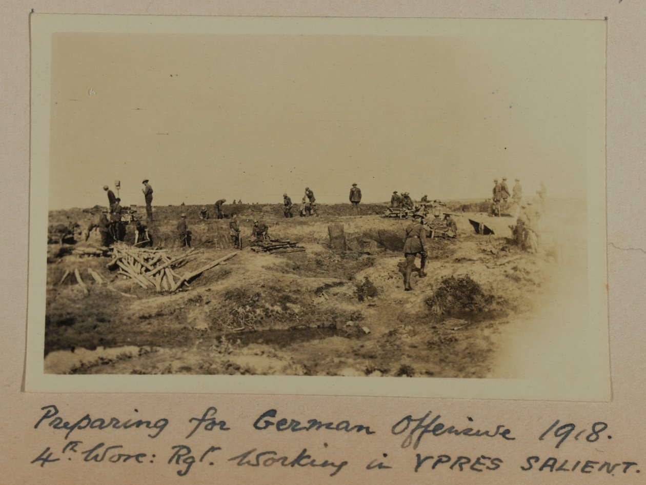 Voorbereiding op Duitse Offensief 1918. 4e Worc: Rgt. Werkend in YPRES SALIENT door English Photographer