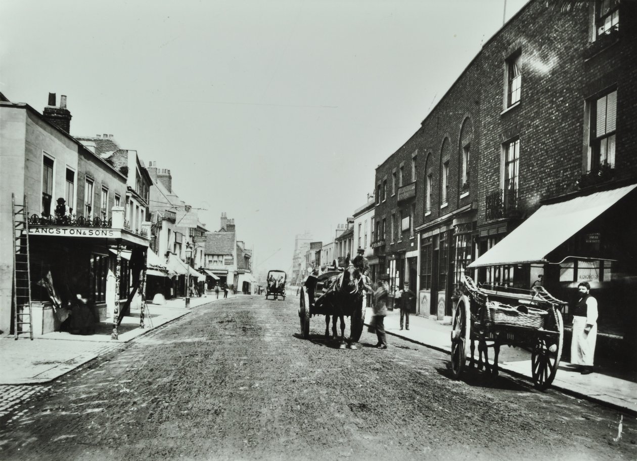 Putney High Street, kijkend naar de brug, 1885 door English Photographer