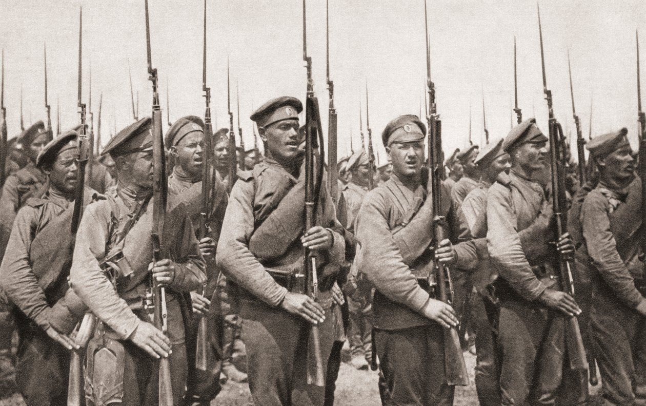 Russische infanterie op parade en presenteren van wapens tijdens de Eerste Wereldoorlog, uit The Illustrated War News, 1915 door English Photographer