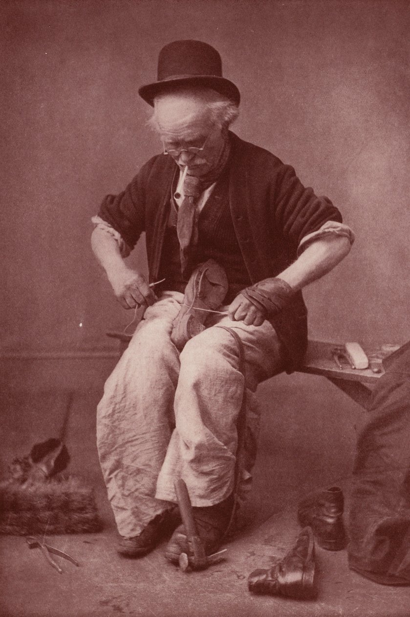 Schoenmaker aan het werk (z/w foto) door English Photographer