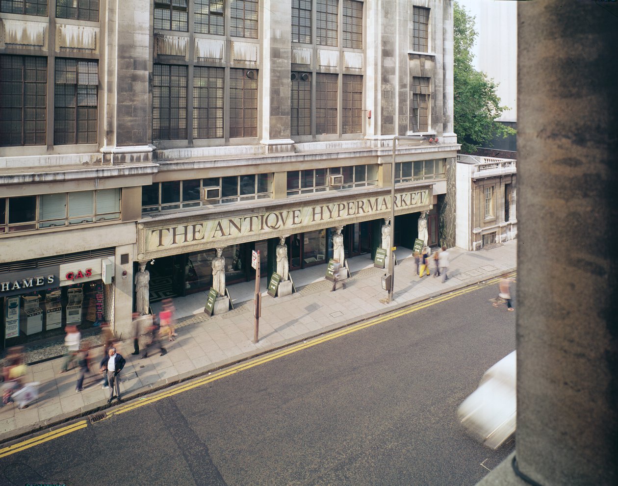 De Antieke Hypermarkt, Kensington High Street door English Photographer