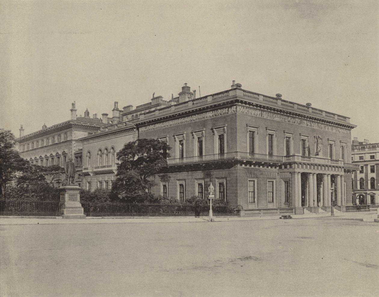 De Athenaeum Club (z/w foto) door English Photographer