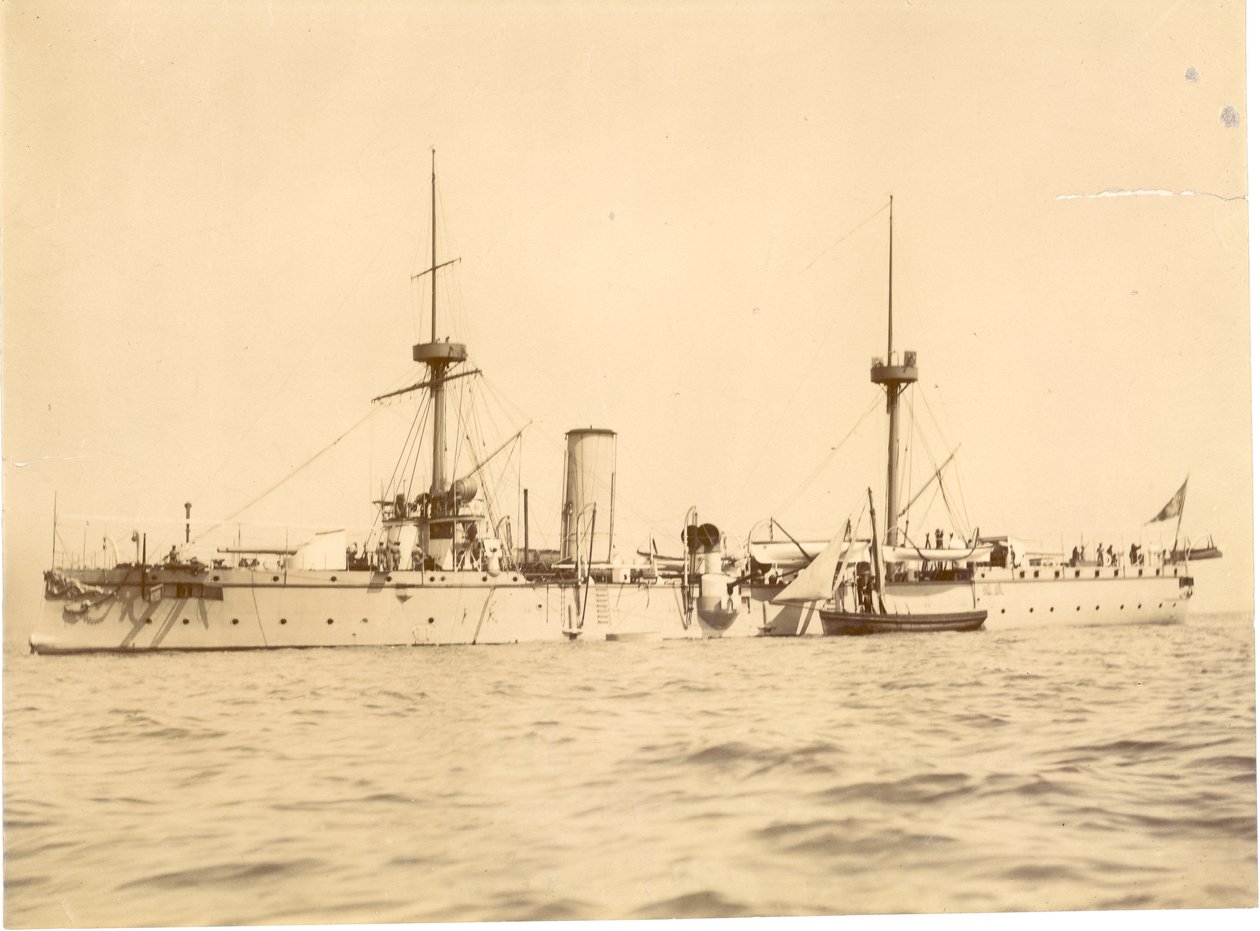 De "Chih Yuan" voor anker aan de zuidkust bij Hove, Lokale vissersboot ernaast, ca. 1886 door English Photographer