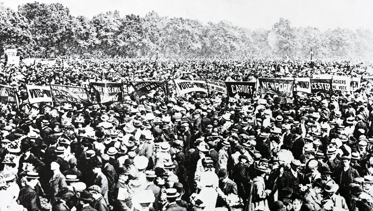 De Grote Demonstratie voor Vrouwenkiesrecht in Hyde Park, zondag 12 juni 1908 door English Photographer
