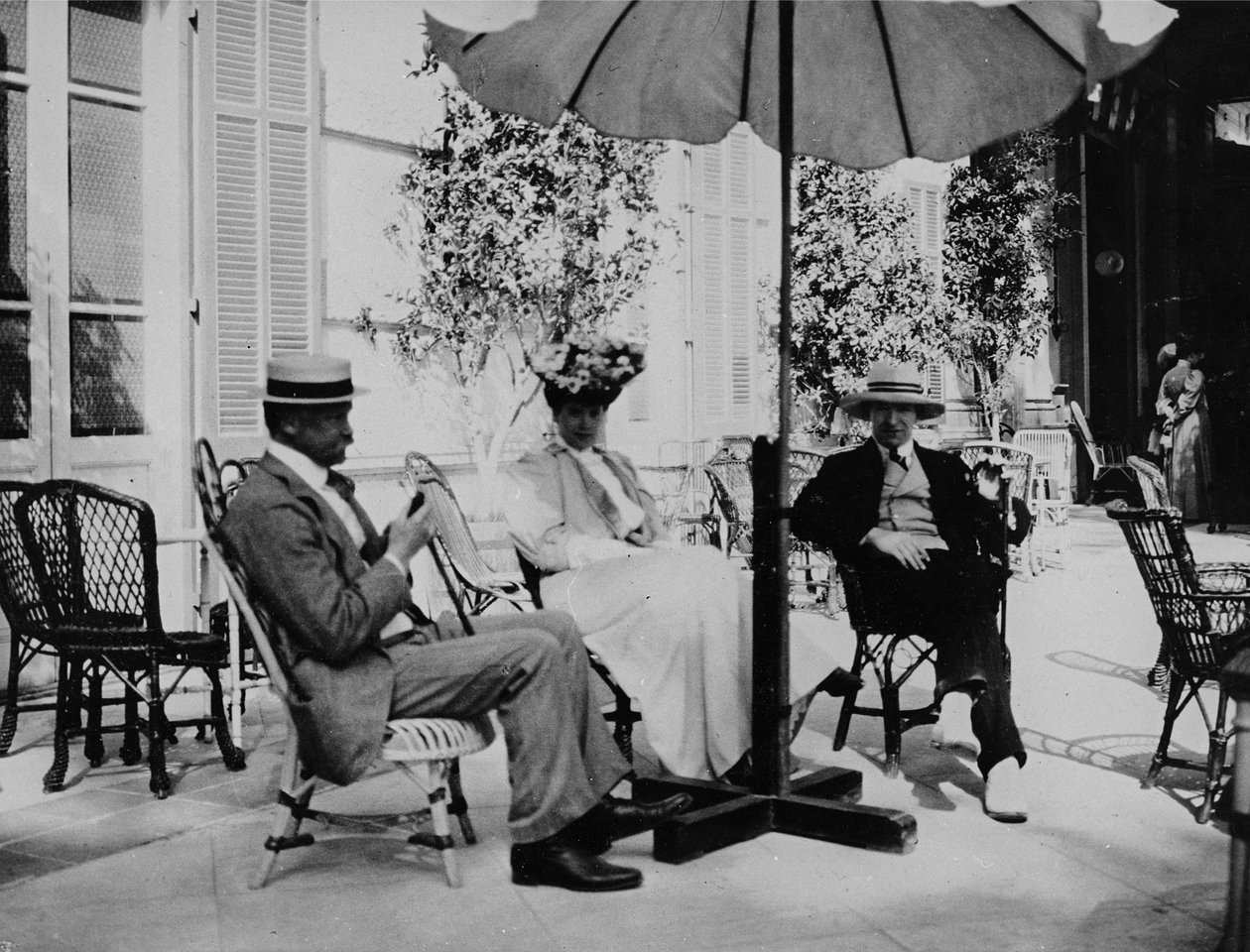 De Hotelveranda, ca. 1904 door English Photographer
