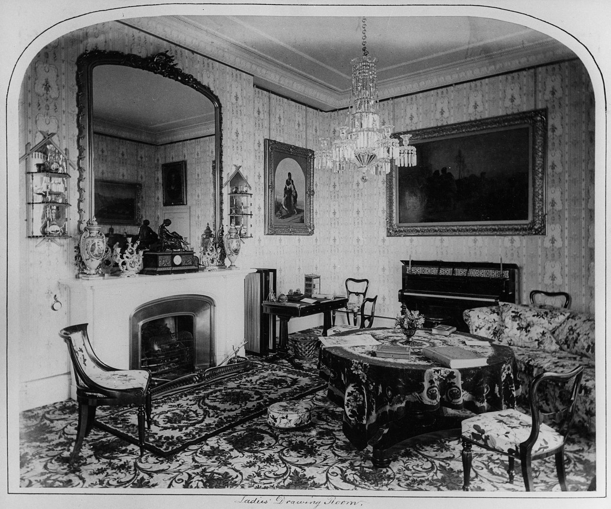 De dames salon, Osborne House door English Photographer