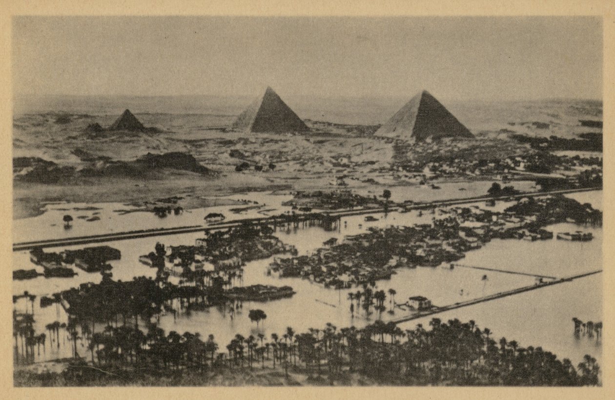 De piramiden bij hoogwater, Gizeh, Egypte (z/w foto) door English Photographer