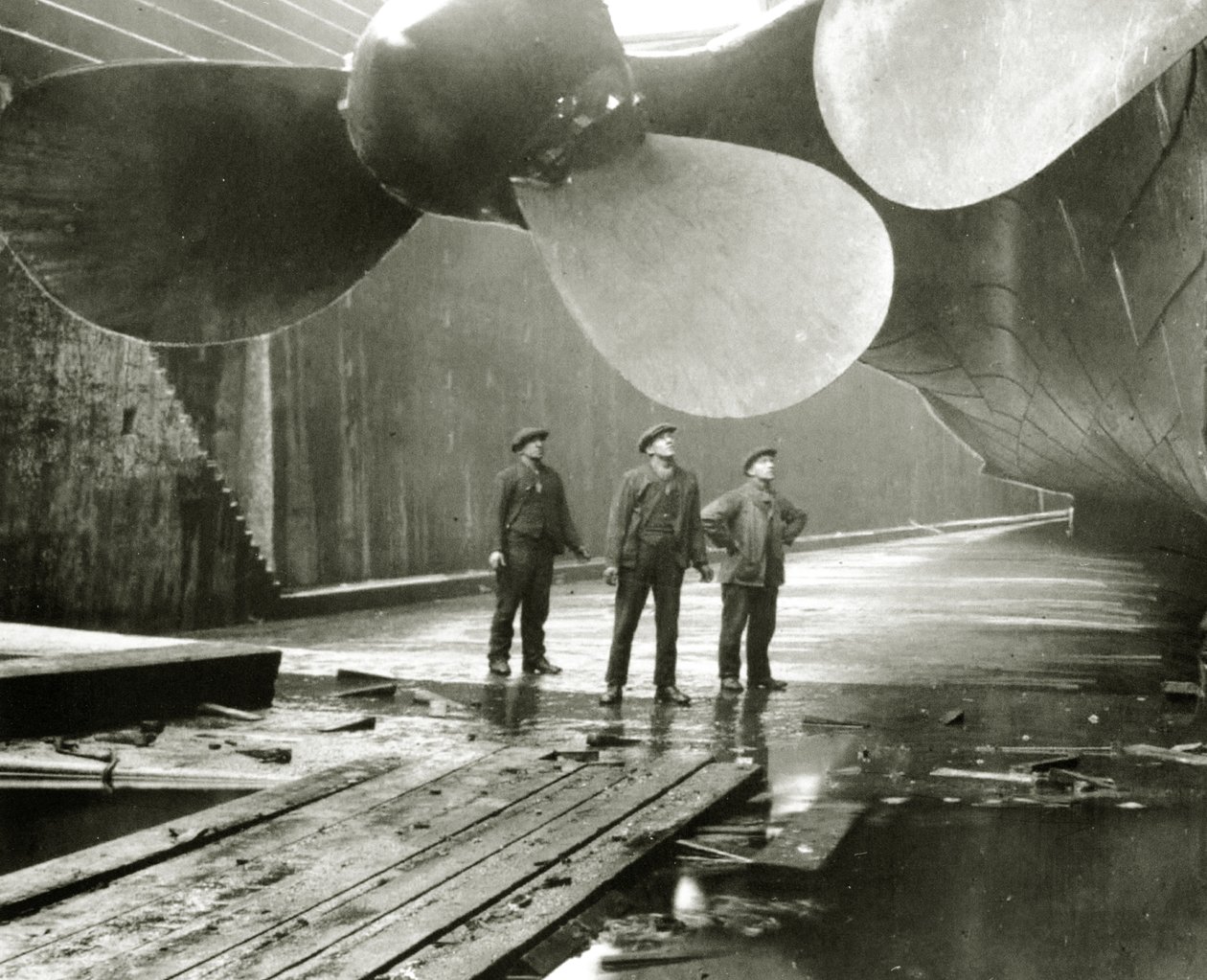 De schroeven van de Titanic in de Thompson Graving Dock van Harland & Wolff, Belfast, Ierland, 1910-11 door English Photographer