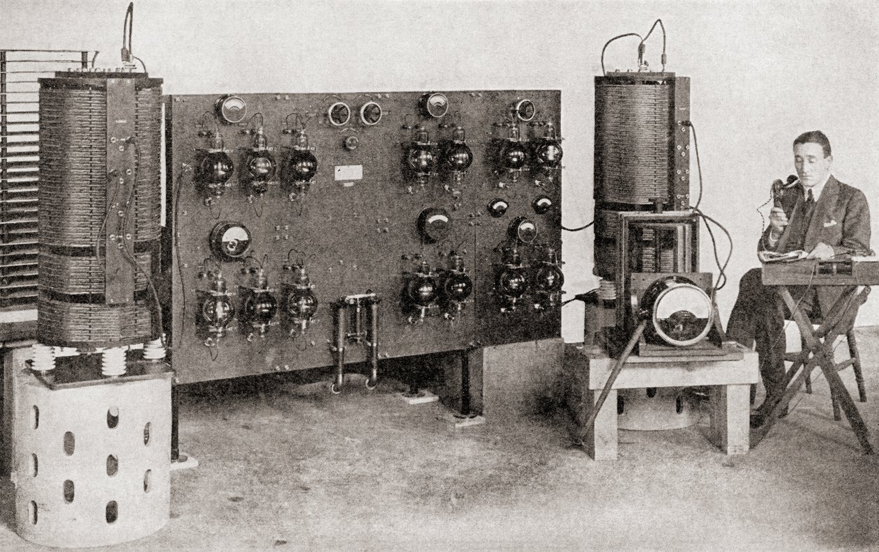 De eerste uitzendzender bediend in Groot-Brittannië, geïnstalleerd bij de Marconi Works, Chelmsford, in 1919 en 1920, uit Het Verhaal van Vijfentwintig Jaar, gepubliceerd 1935 door English Photographer