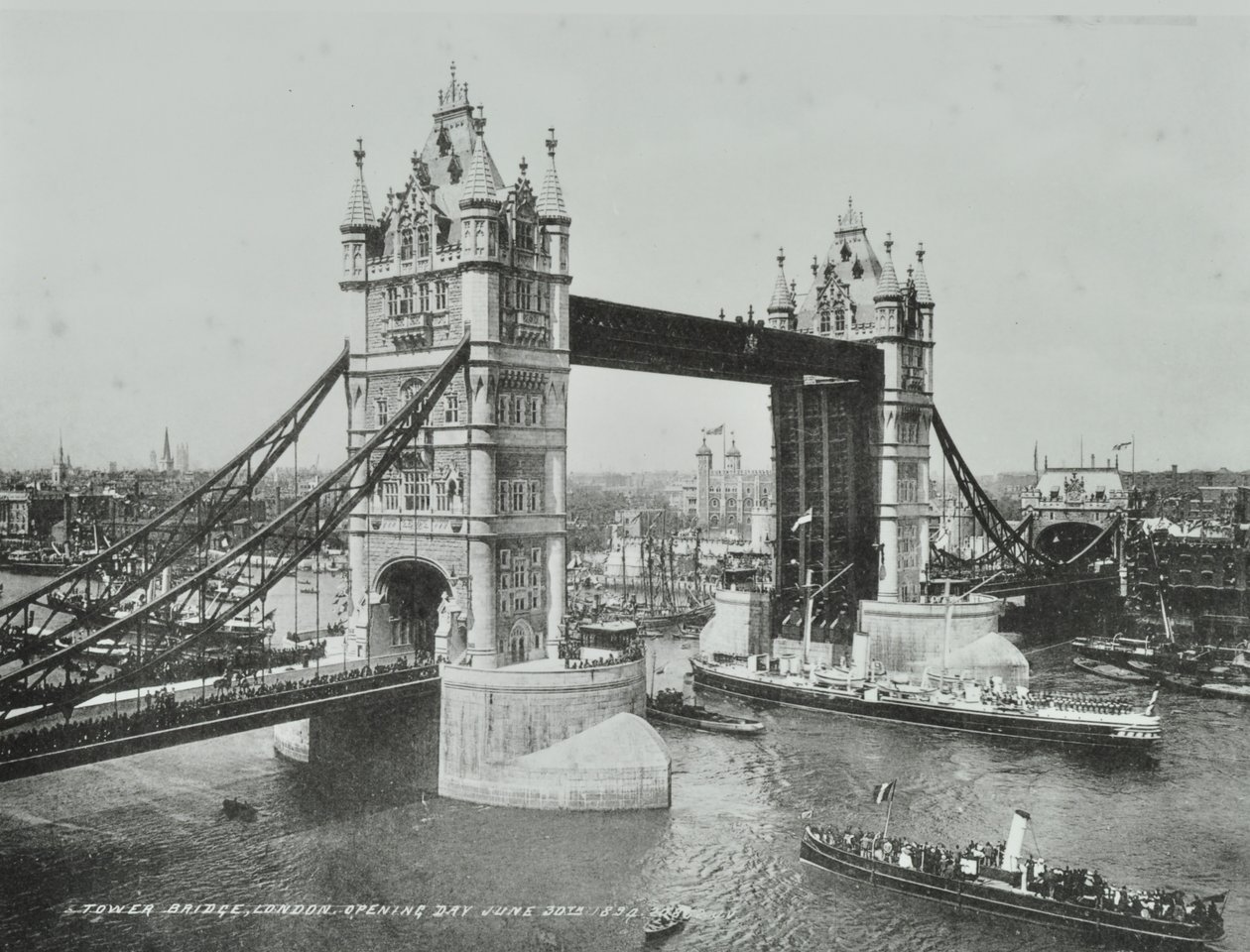 Tower Bridge op de dag van de opening, 1894 door English Photographer