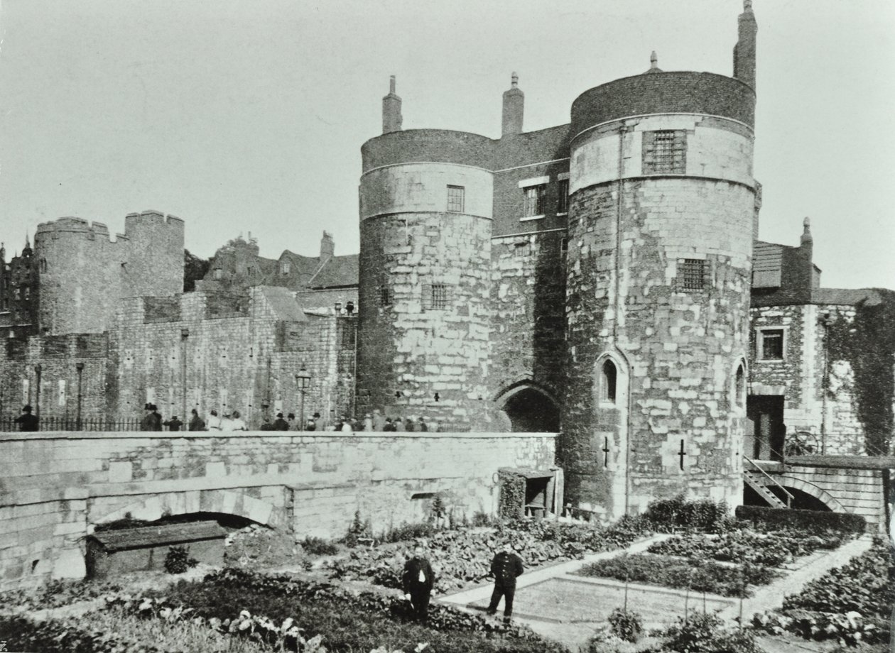 Tower of London, Tower Hill: de Beauchamp en Byward Towers, 1895 door English Photographer