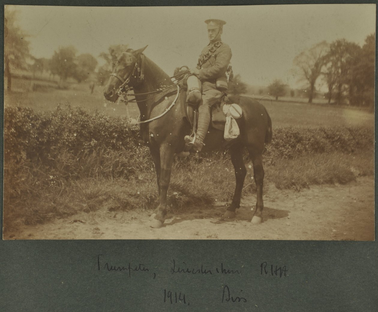 Trompettist van de Leicestershire Royal Horse Artillery in een trainingskamp in Diss, 1914 door English Photographer