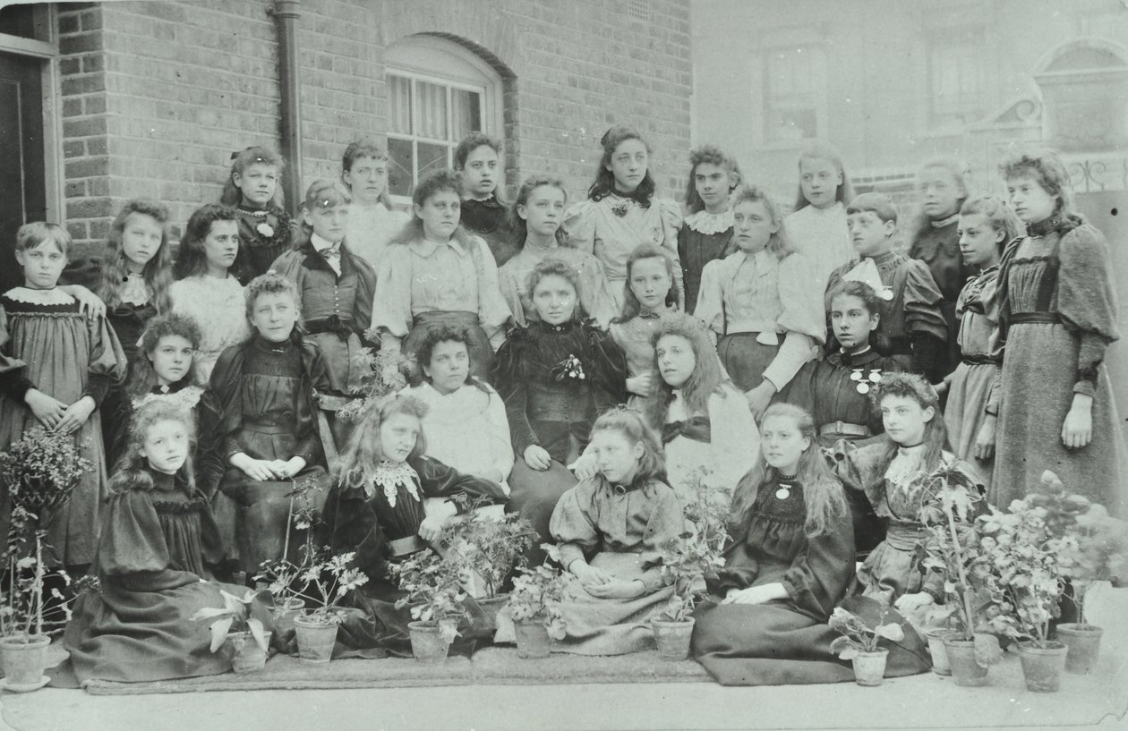 Onbekende klas meisjes, 1896 door English Photographer