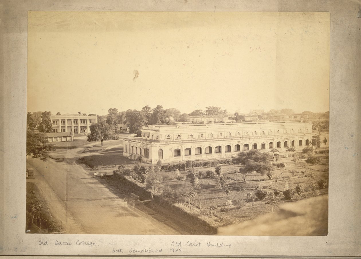 Uitzicht op het oude Dhaka College en het oude gerechtsgebouw, ca.1875 door English Photographer