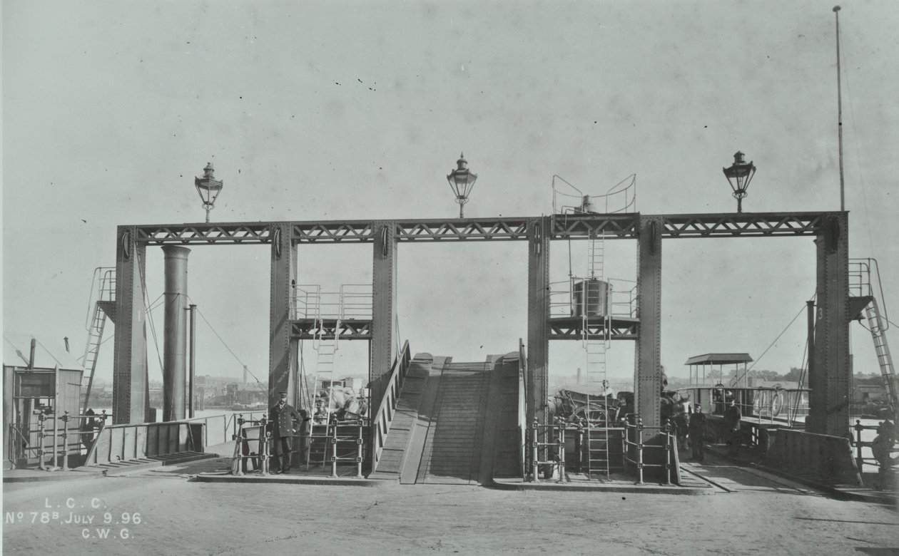 Uitzicht op Woolwich Ferry, 1896 door English Photographer