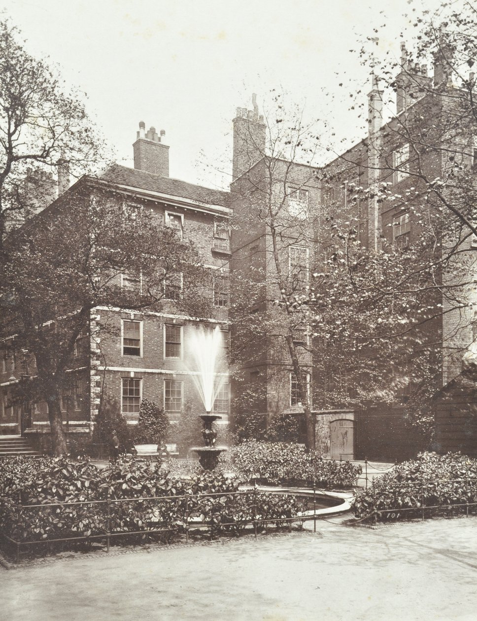 Uitzicht op waterfontein bij Middle Temple Fountain Court, Londen, 1884 door English Photographer