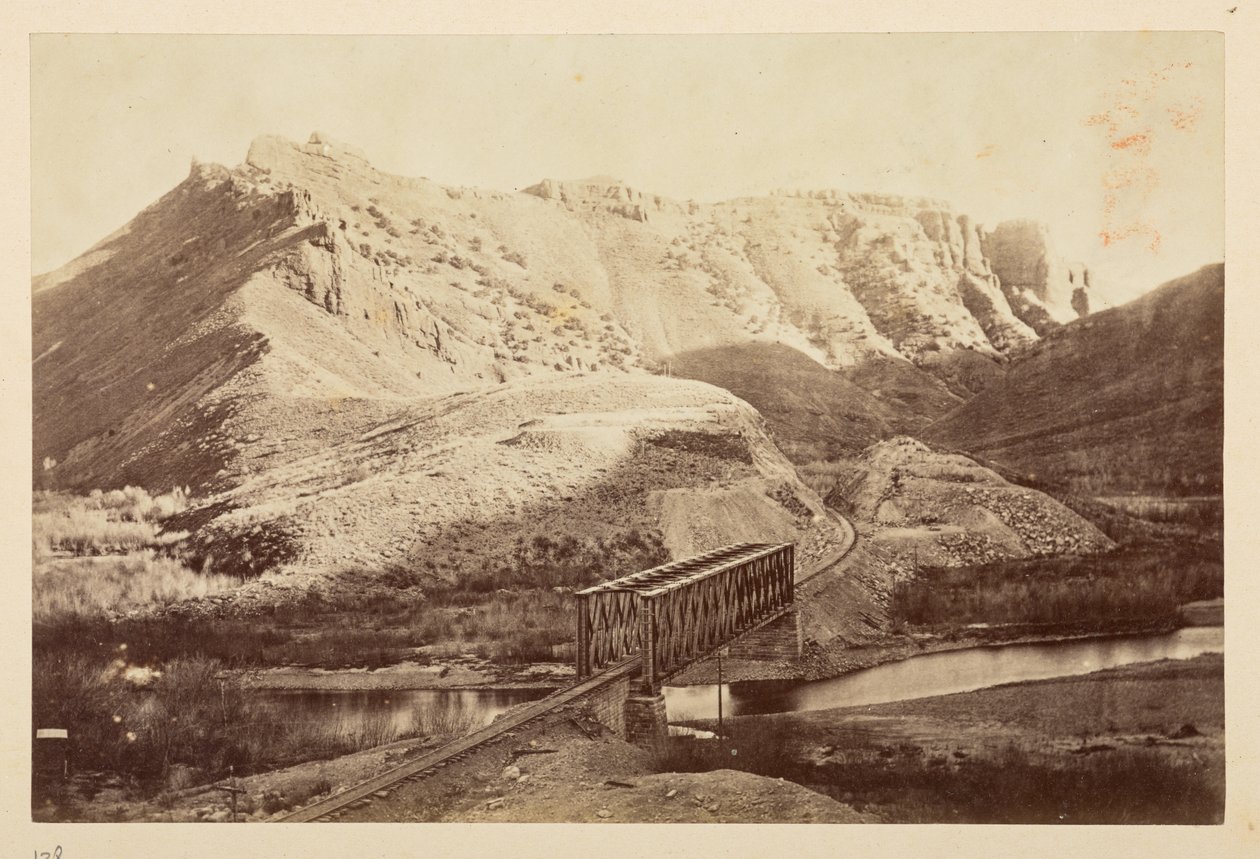 Uitzichten op de Pacific Railway, van spoorlijn die een rivier oversteekt op een liggerbrug, met bergen daarachter door English Photographer