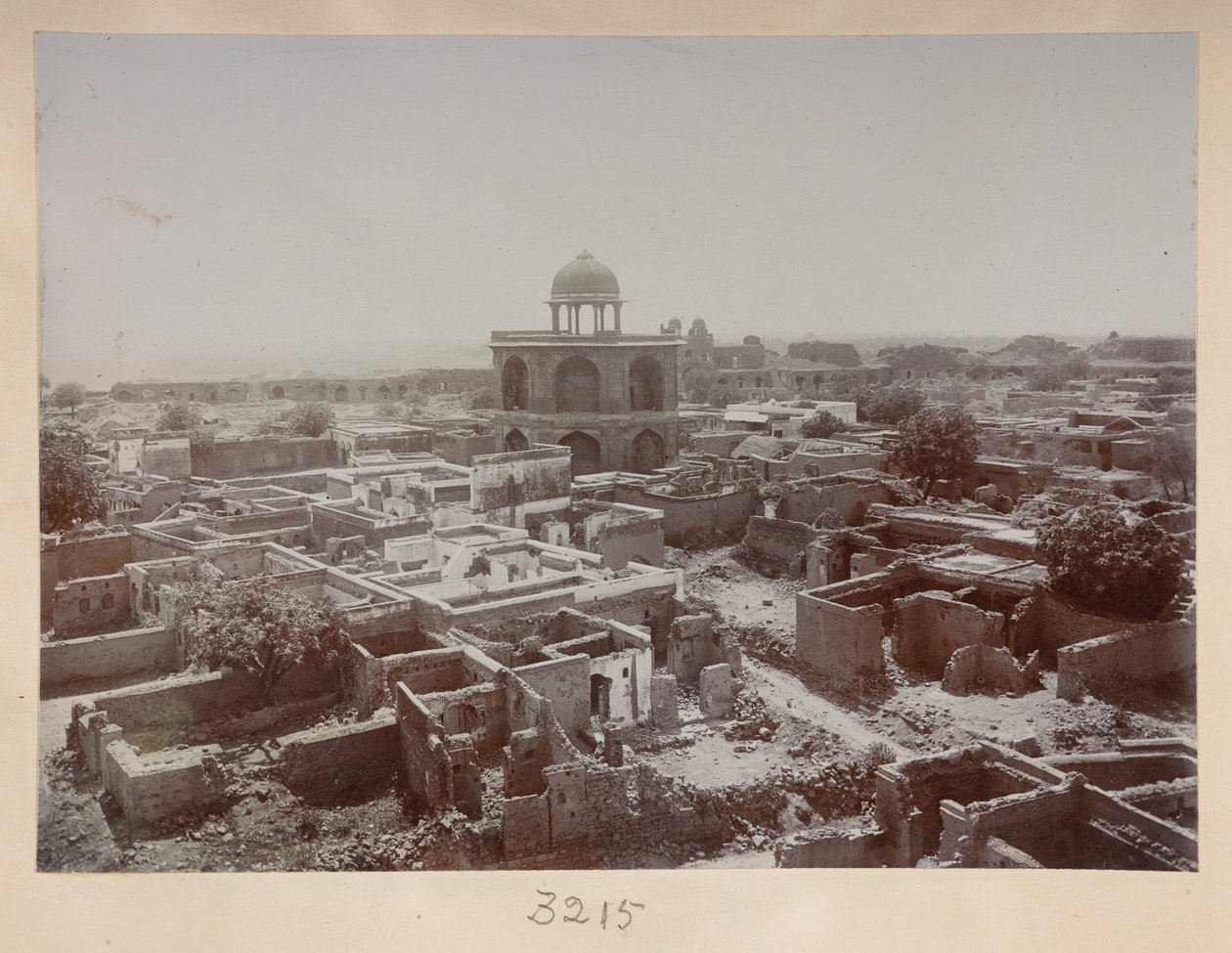 Dorp in Purana Qila, Uitzicht rond Sher Mandal, ca. 1908-1911 (z/w foto) door English Photographer