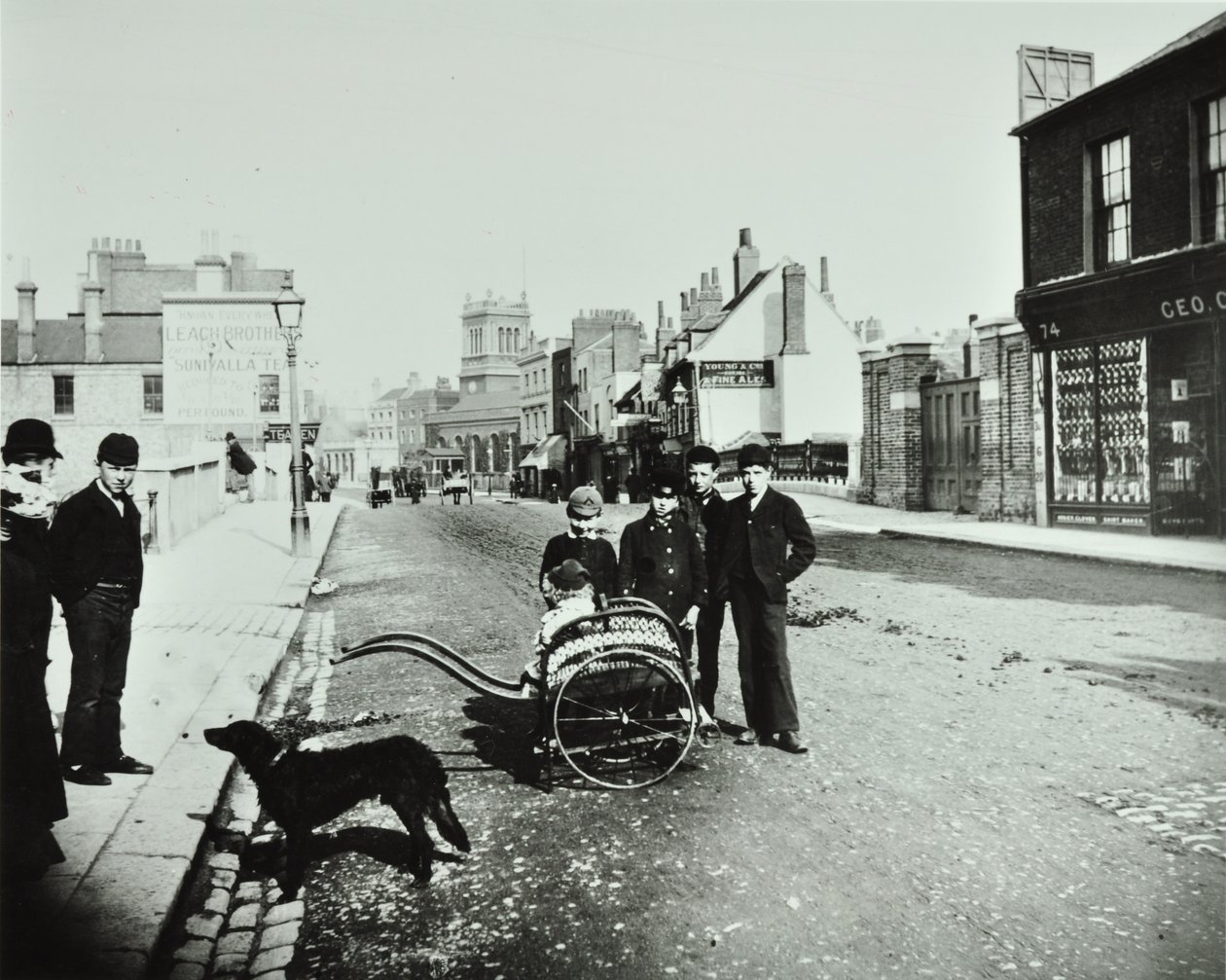 Wandsworth High Street: kijkend naar het westen, 1890 door English Photographer