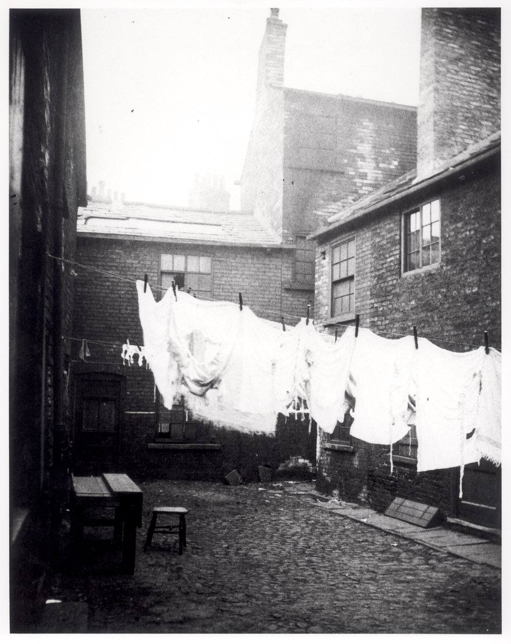 Wasklijn in Eagle and Child Yard, Hunslet, Leeds, 13 mei 1896 door English Photographer