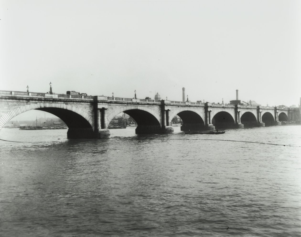 Waterloo Bridge: uitzicht vanaf de noordelijke oever, 1895 door English Photographer