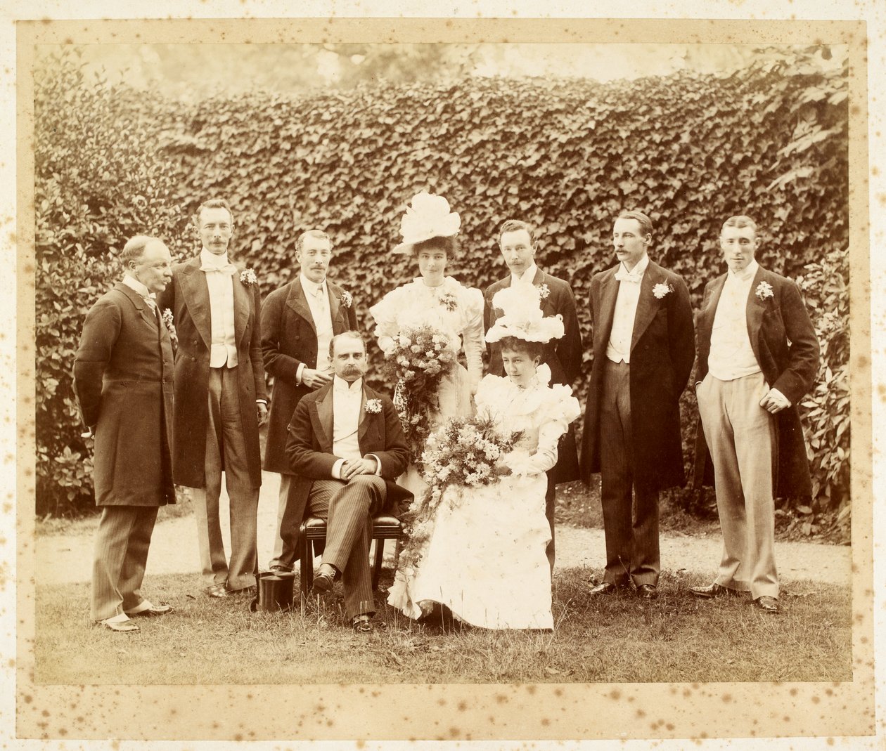 Huwelijksportret van Francis Edward Younghusband en Helen Augusta Magniac, Datchet door English Photographer