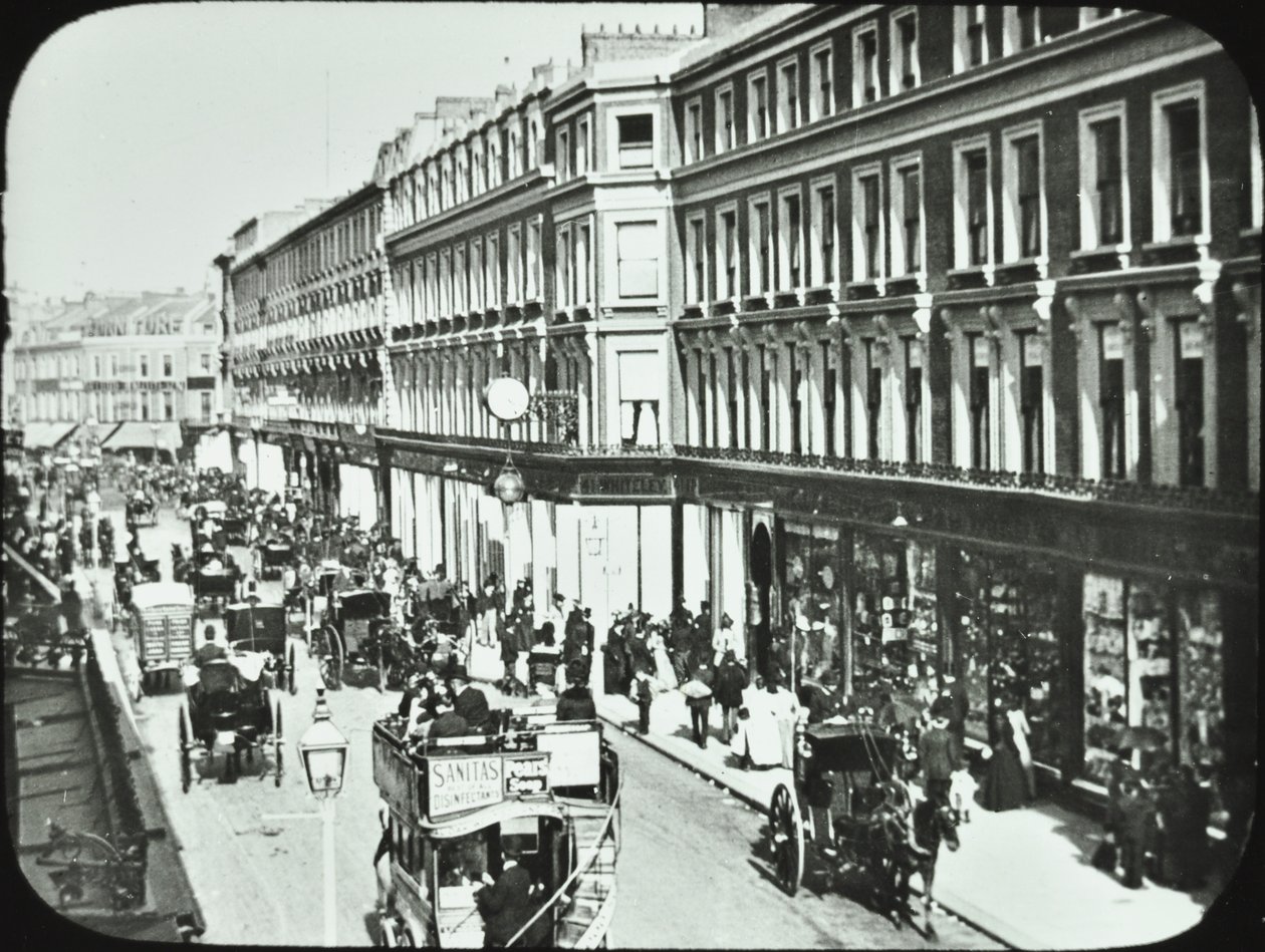 Whiteleys, Westbourne Grove, Westminster LB: kijkend naar het westen, 1895 door English Photographer