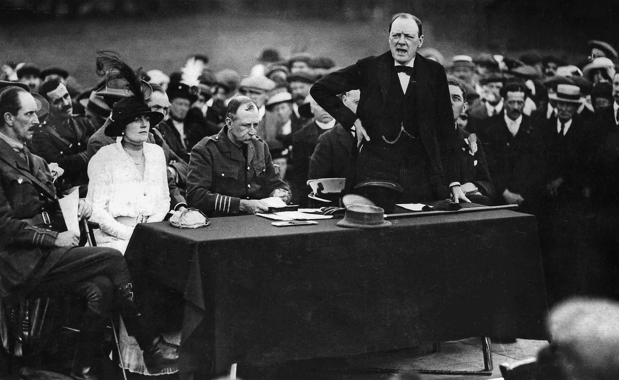 Winston Churchill tijdens een toespraak in Enfield, Engeland door English Photographer