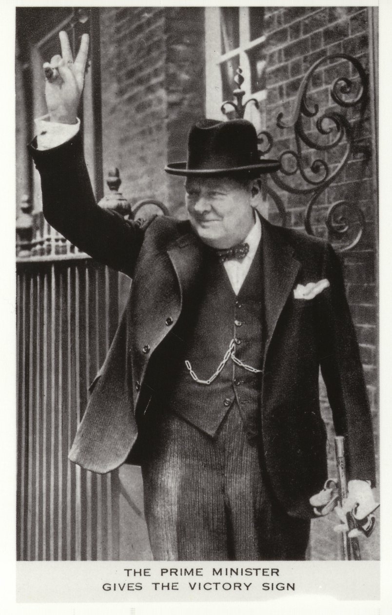 Winston Churchill maakt het Overwinningsteken buiten 10 Downing Street, 5 juni door English Photographer