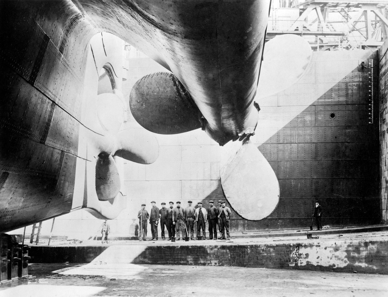 Arbeiders onder een van de propellers van de Titanic, 31 mei 1911 door English Photographer