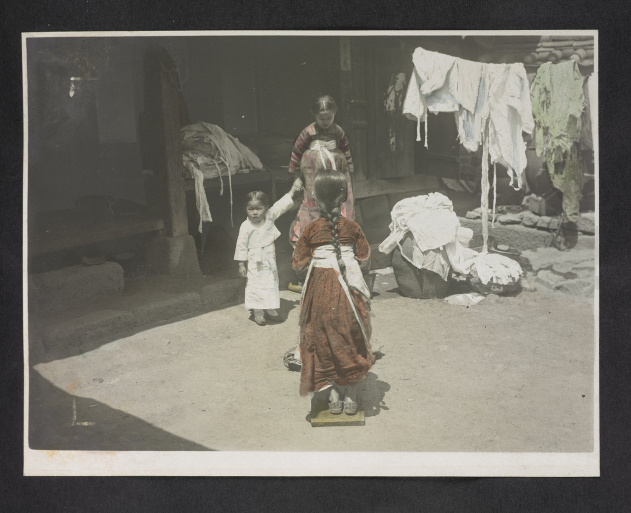 Jonge meisjes, Fotoalbum van Korea door English Photographer